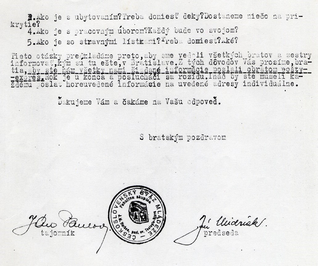 Závěr dopisu z roku 1951 s přihláškami slovenských bohoslovců a kuriózním razítkem jejich fakultní skupiny Československého svazu mládeže (ČSM).