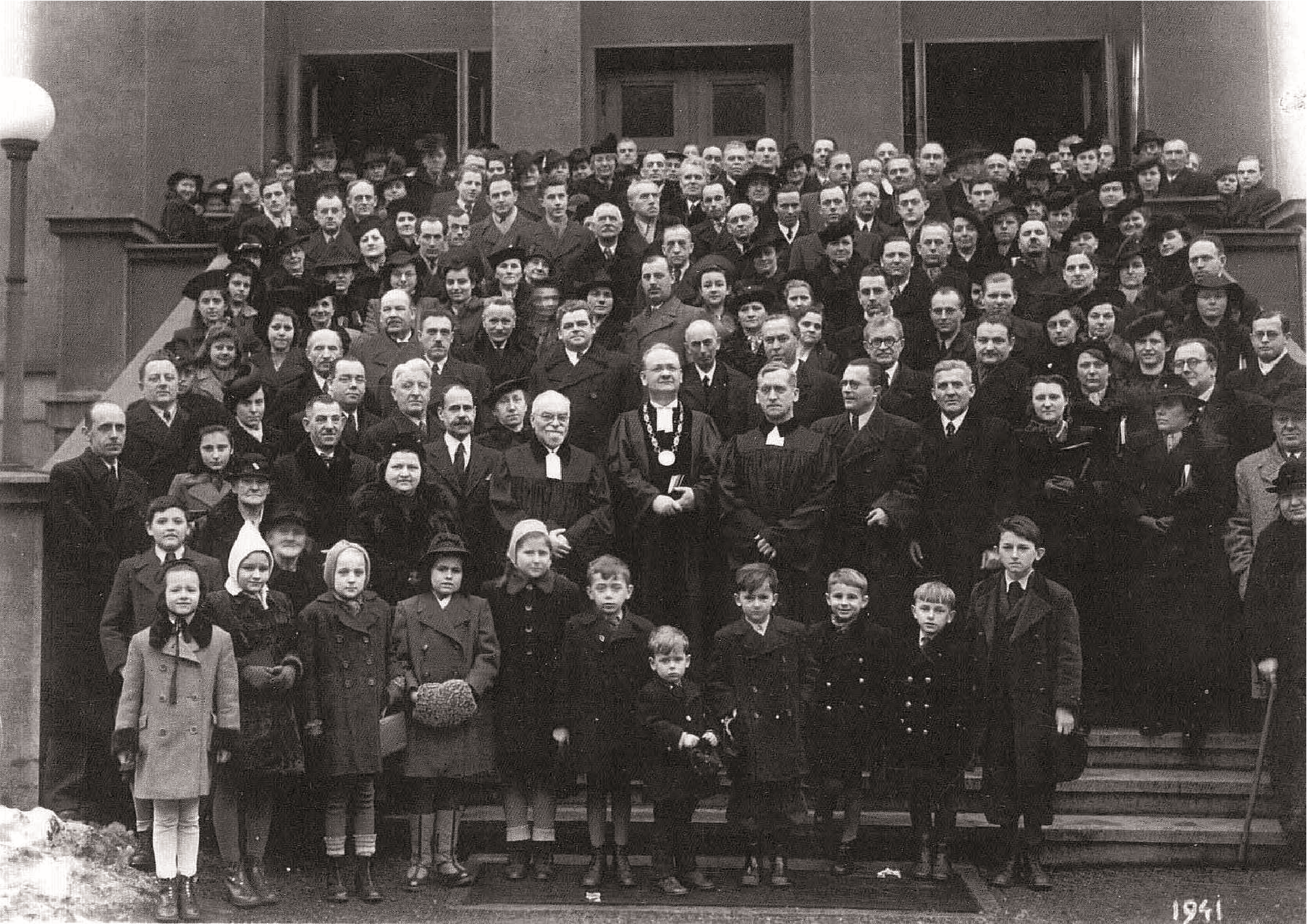 Jan Kučera s Josefem Křenkem a členy sboru před kostelem v roce 1941
