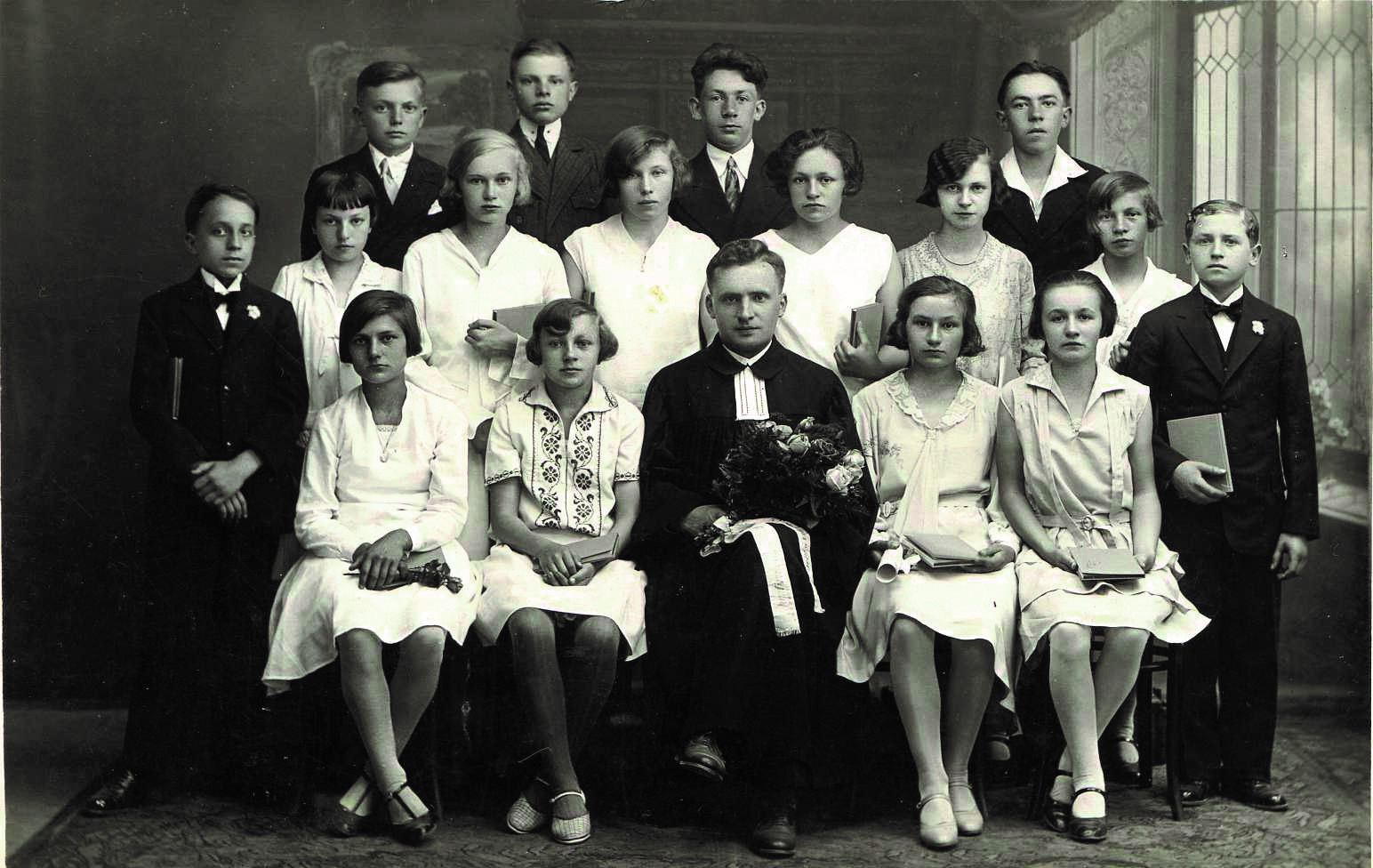 Konfirmandi s farářem B. Skalákem v Jindřichově Hradci 15. 2. 1930